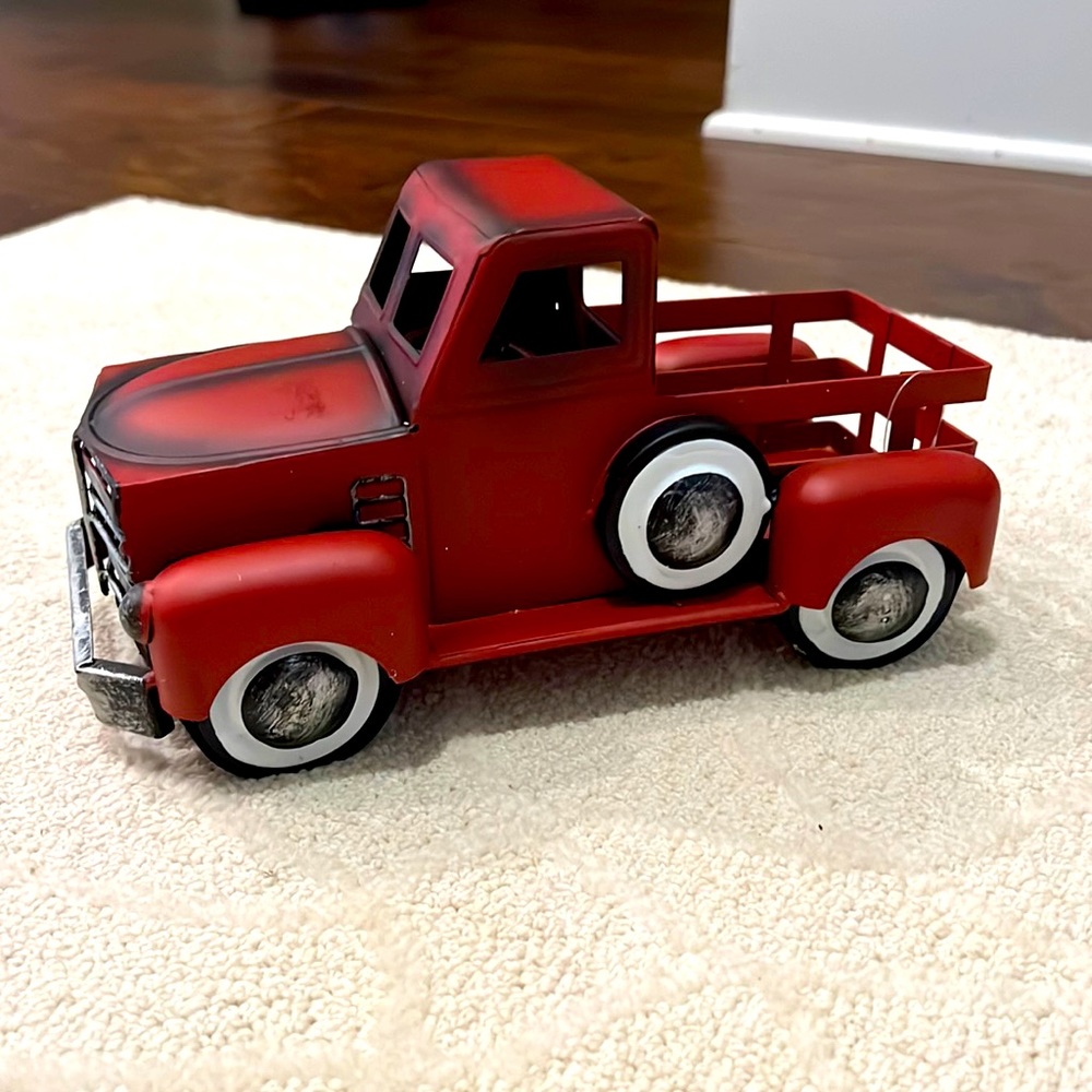 🚘 Old Timey Tin Red Farmhouse Truck - Picture 2 of 4